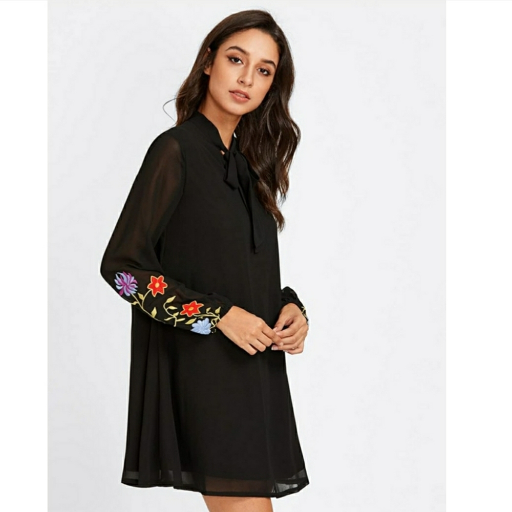 MILUMIA FLOWER EMBROIDERED MINI DRESS - Picture 3 of 7